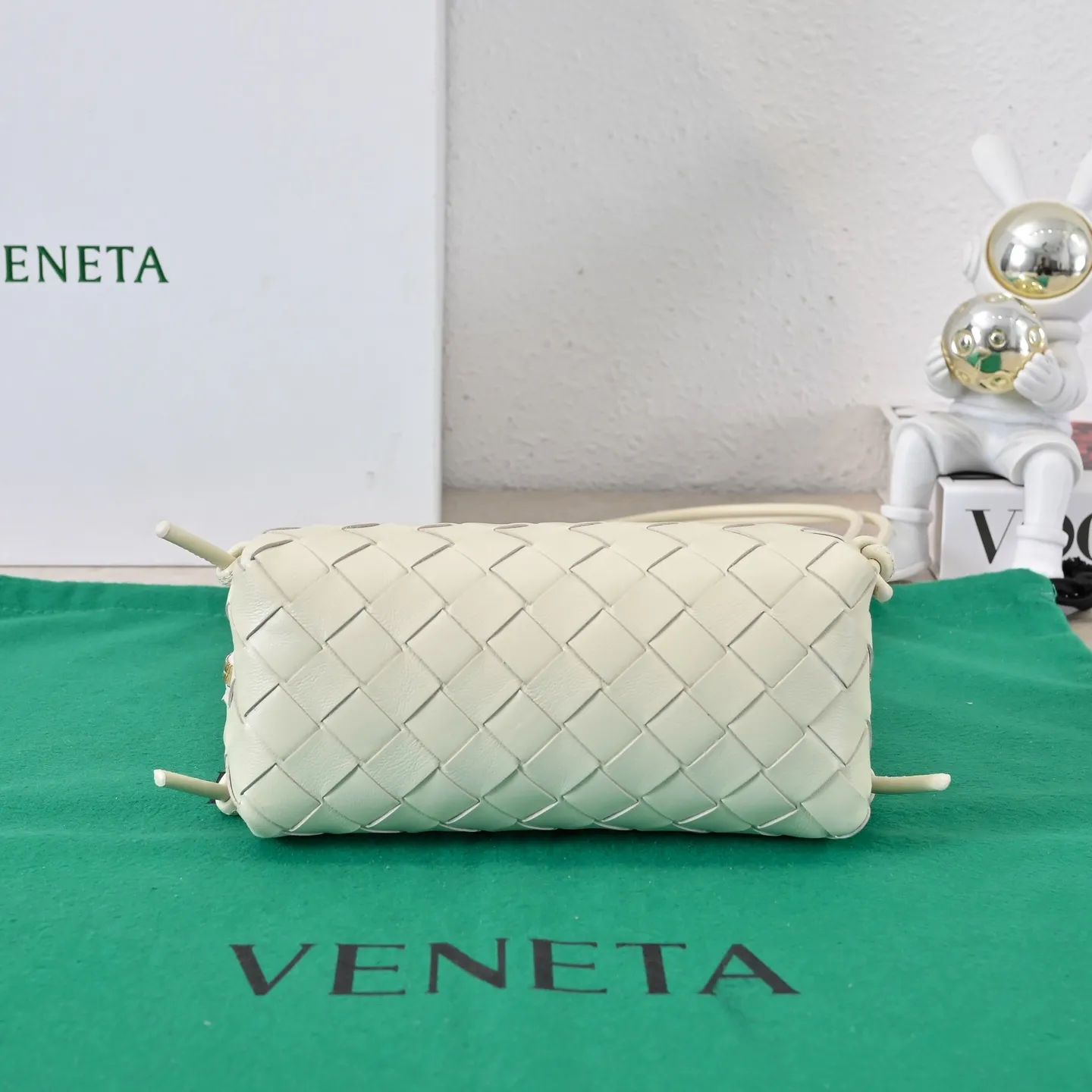 Batch 1260 #Bv The new Concert pouch is the most beautiful and practical mini bag I have ever seen 🎈 The bag body adopts the classic lntrecciato weaving process✅ It is equipped with a leather double-headed zipper, the opening is wide, easy to take and put, the shoulder strap knot can be slid to adjust the length freely, that is, 🉑️crossbody/underarm, and can be used as a clutch bag. Small body, large capacity, so practical! The key is that it is extremely versatile! Come and buy this small, exquisite, beautiful and versatile bag 👍 Model: 4258 Size: 18.5*11.5*8.5